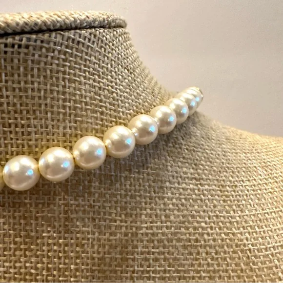 Vintage 1980’s Napier Necklace faux pearls, gold tone comes to a point, “V” - Picture 11 of 14